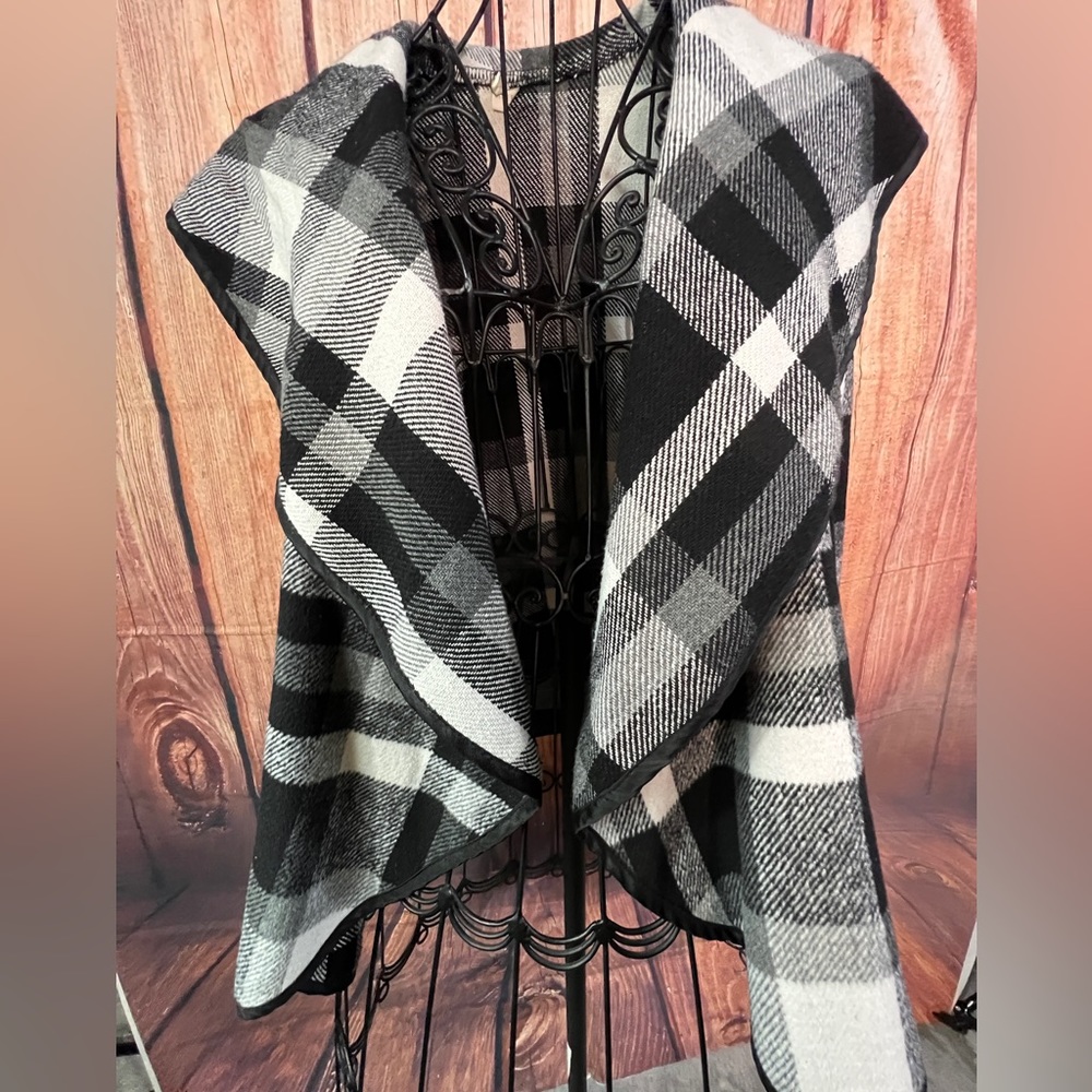 EUC Boutique Black and White Buffalo Check vest size S